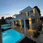 Seaside Pool By Bookvillaeu *